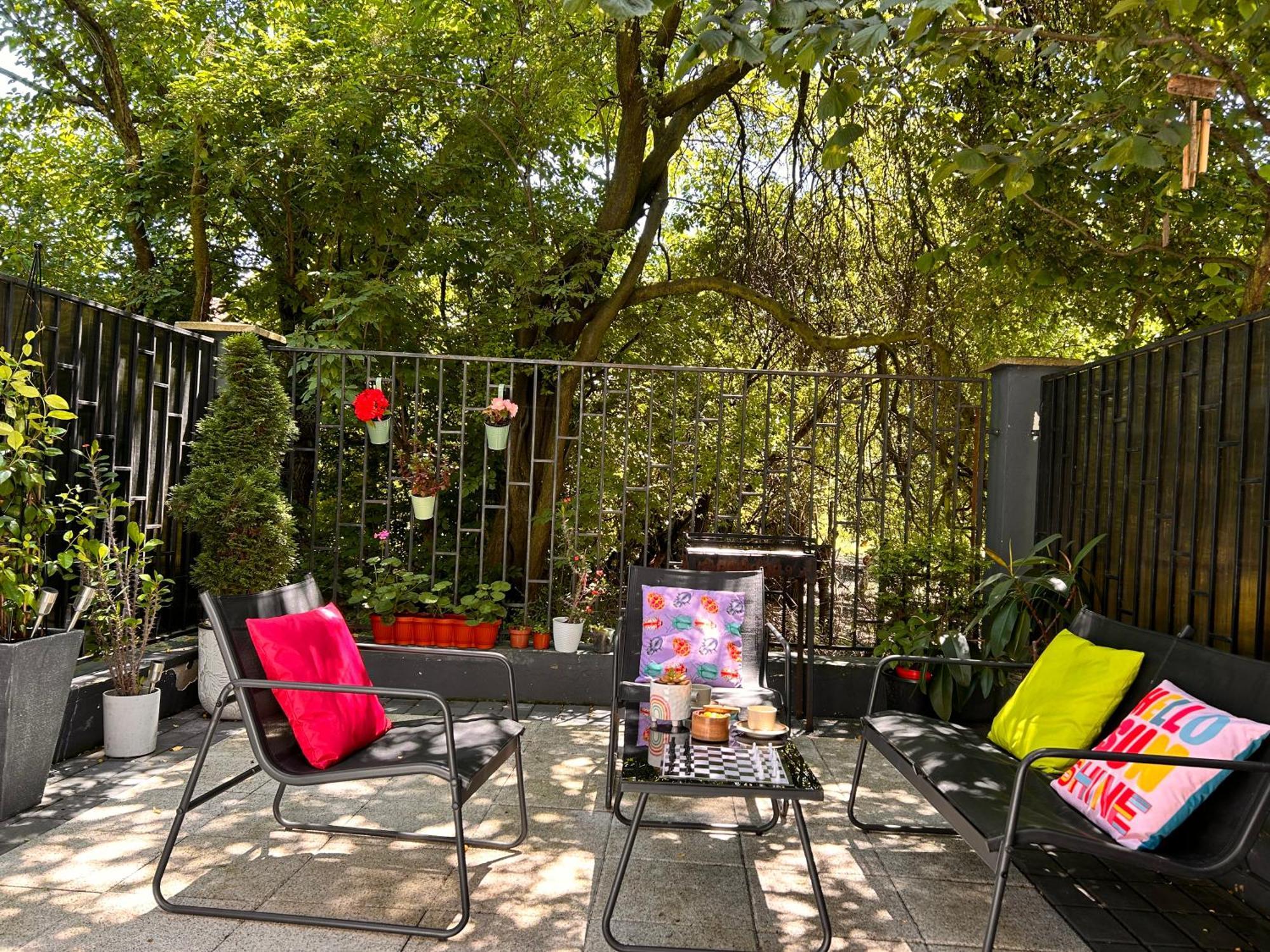 Garden Apartment Petrila Buitenkant foto